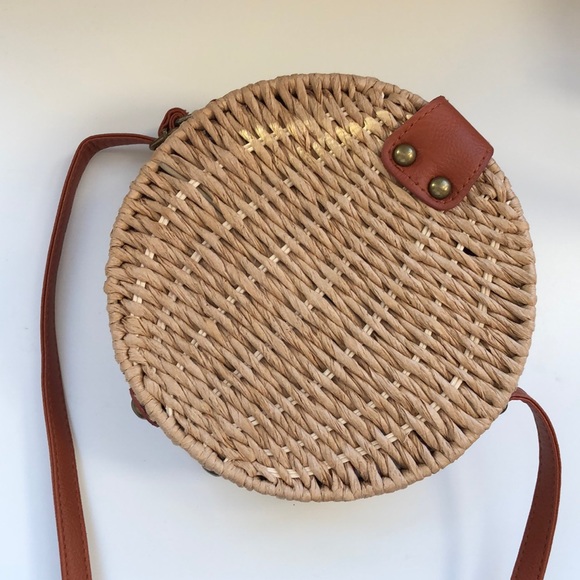 🆕 (1 LEFT) Round rattan straw crossbody purse - Picture 4 of 8